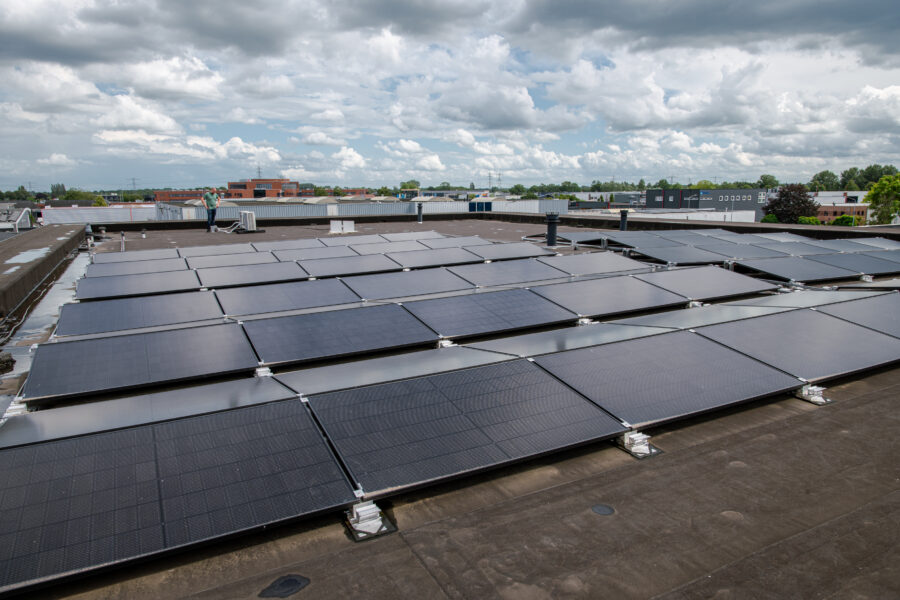 Zonnepanelen voor Autobedrijf Schoolderman